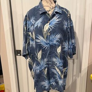 Tommy Bahama silk Hawaiian floral button up XL shirt.